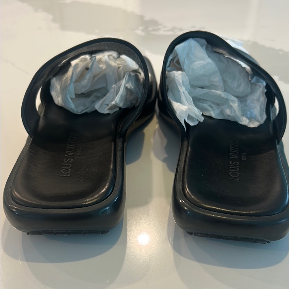Louis Vuitton Men’s Size 9.5 Black Slide Sandals - Picture 5 of 11